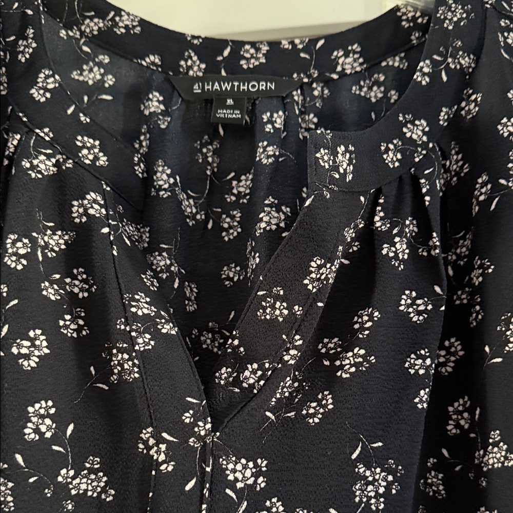 Hawthorn Black Floral Sleeveless Shirt - Picture 2 of 4